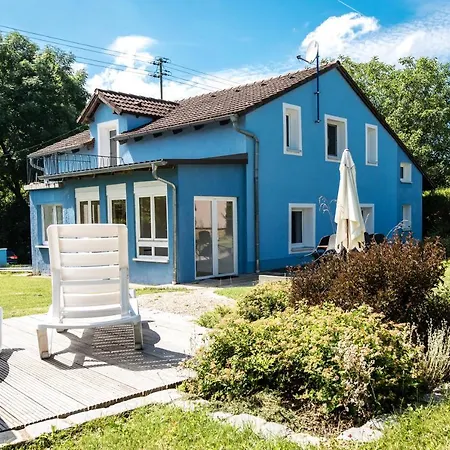 בית נופש Blaue Haus Mitten Im Gruenen - Our Blue House Surrounded By Greenery